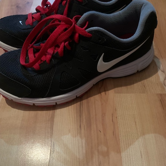Nike Revolution 2 Size 8 Red and Black - Picture 1 of 3